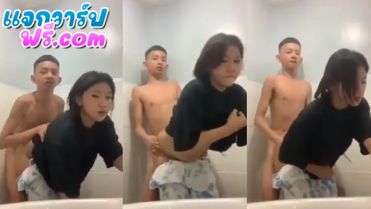 คลิปหลุดไทย น้องชายสุดโชคดีได้เย็ดหีพี่สาว แอบเย็ดกันในห้องน้ำตอนพ่อแม่ออกไปทำงาน วันหยุดพอดีก็ตอกกันสักหน่อย xxxไทย หลุดทางบ้าน คลิปโป๊ แจกวาป.com
