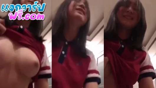คลิปหลุดจีน คนนี้น่ารักมาก เปิดเสื้ออกมานมเบอเร่อ ขึ้นขย่มควยครางเบาๆ แอบมาเย็ดกันในโรงเรียนตอนวันหยุด ใส่ชุดพละอยู่เลย คลิปโป๊จีน xxx คลิปหลุด